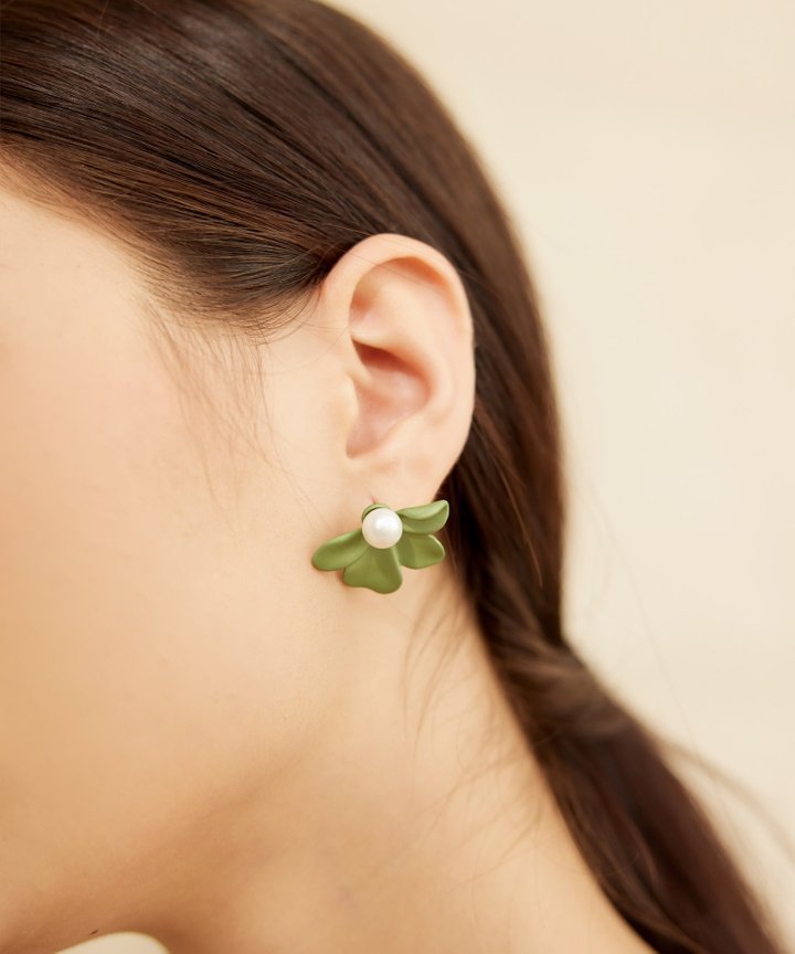 Kajsa Pearl Petal Earrings