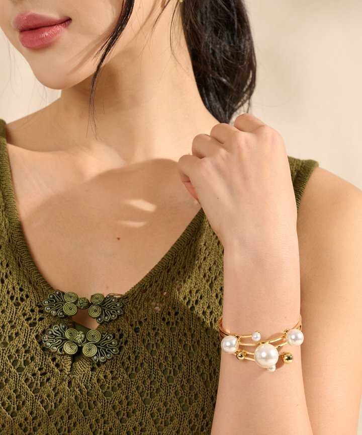 Statement Pearl Cuff