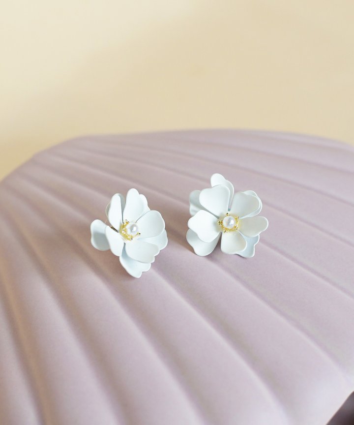 Te Amo Daisy Earrings (Restock)