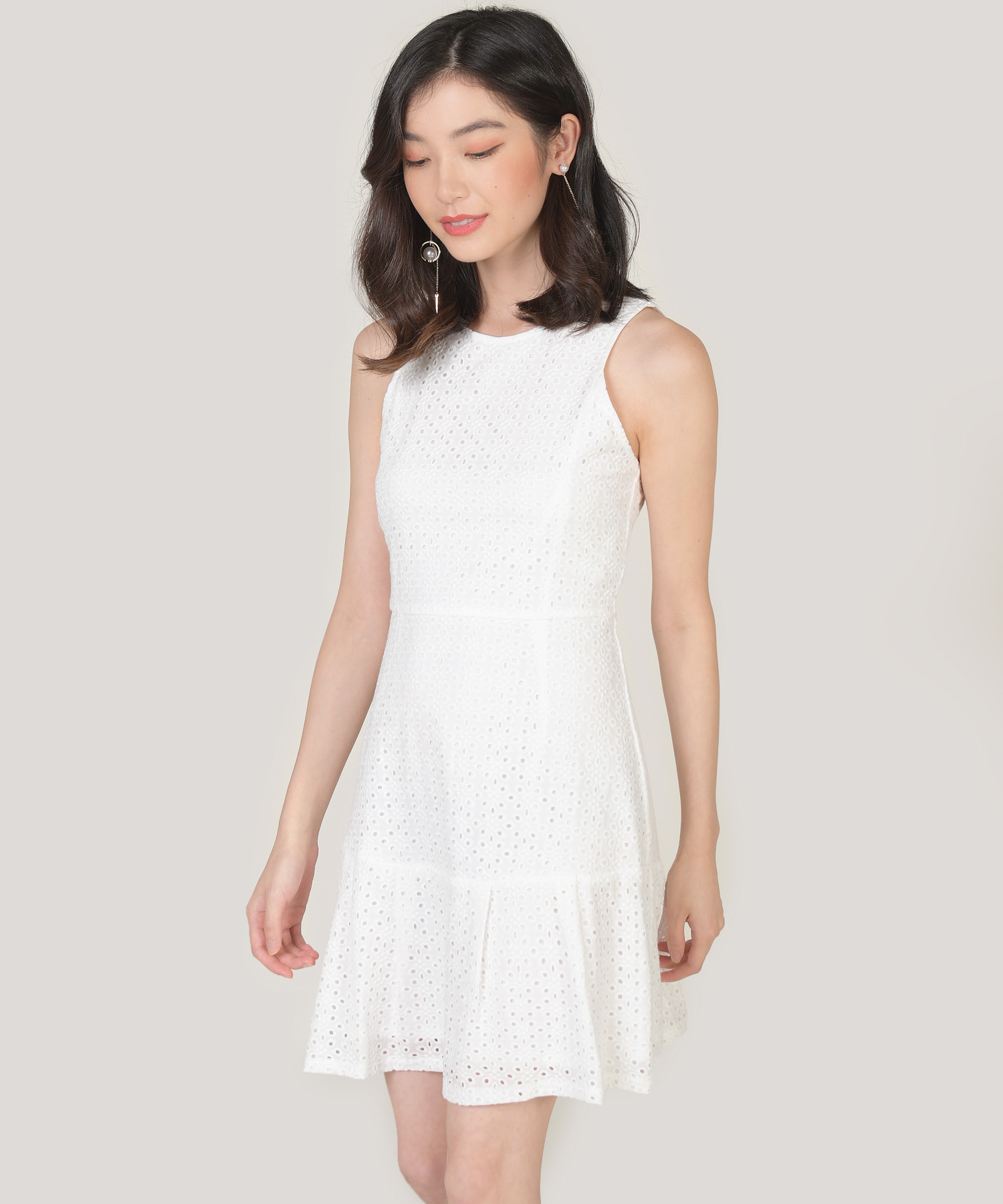 Lilah Eyelet Dress - White | hervelvetvase (hvv.)